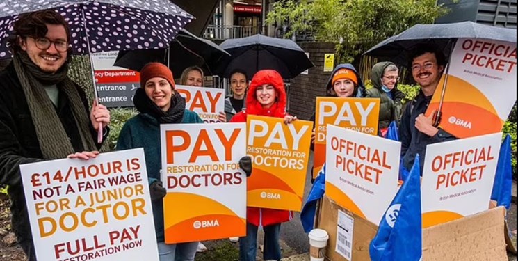 پزشکان جوان انگلیس در تابستان هم به اعتصاب ادامه‌ می‌دهند