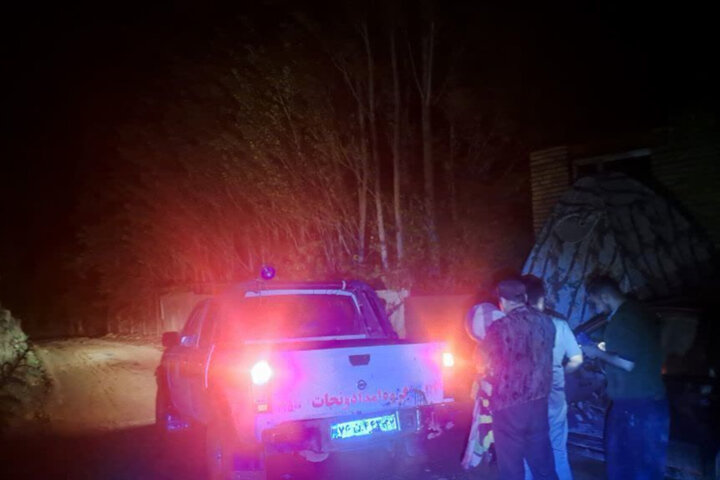 سیلاب و ریزش کوه جاده را قفل کرد؛ نجاتگران هلالاحمر ۲۸ سرنشین گرفتار را به آغوش امن بازگرداندند